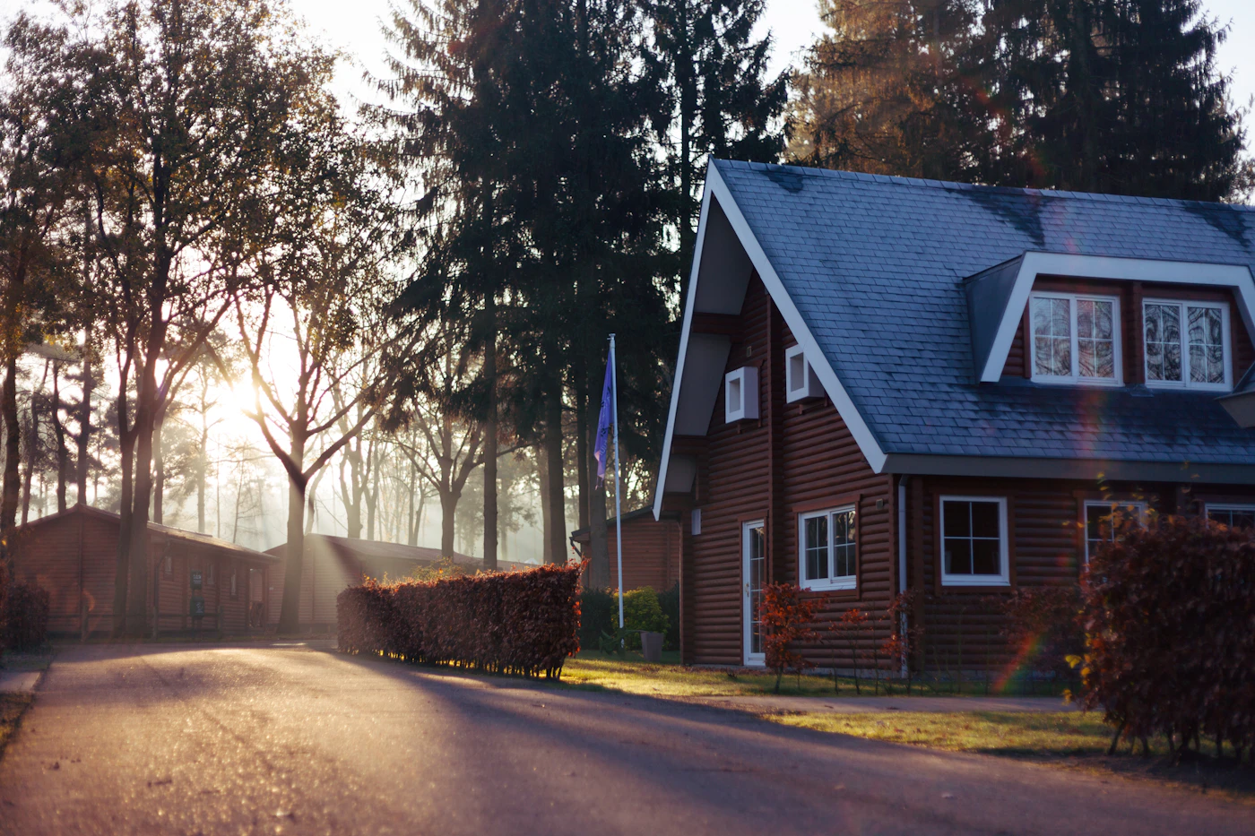 Bolighus med hage og store vinduer