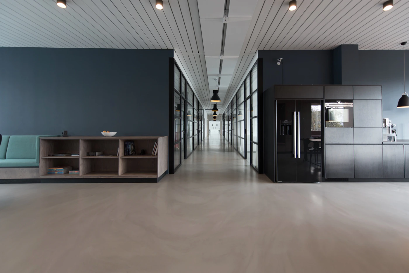 Lyst arbeidsrom med store vinduer og grønne planter